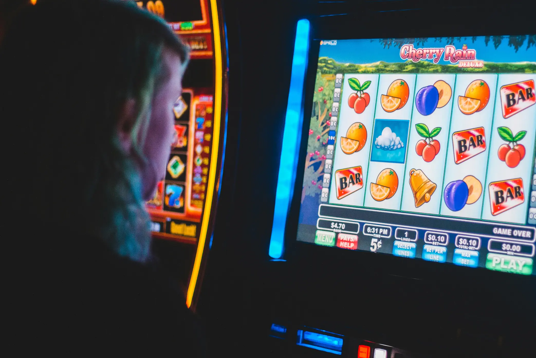 Spiller foran moderne spilleautomater på casino