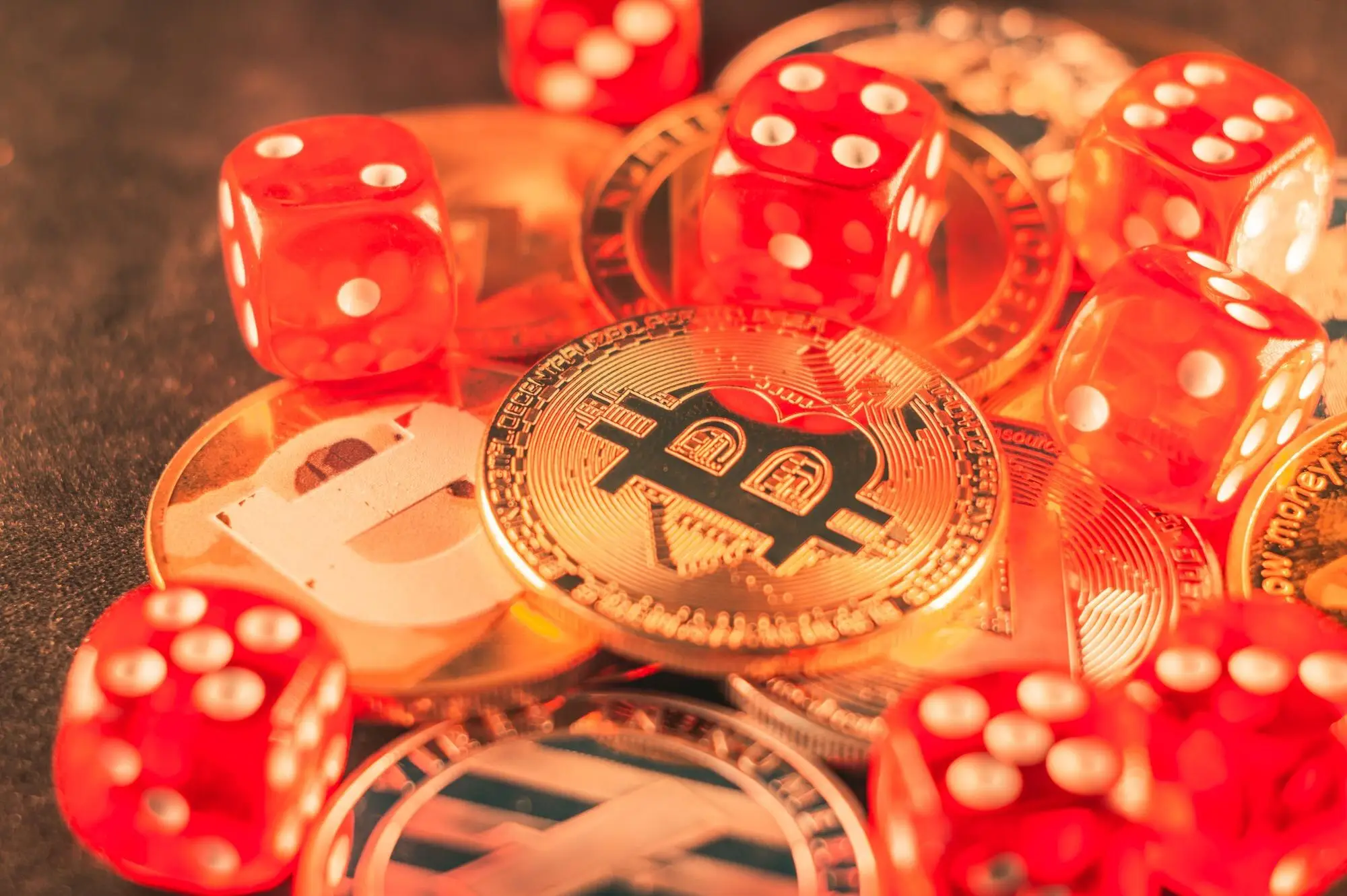 Bitcoin-mynter og røde terninger for kryptocasino